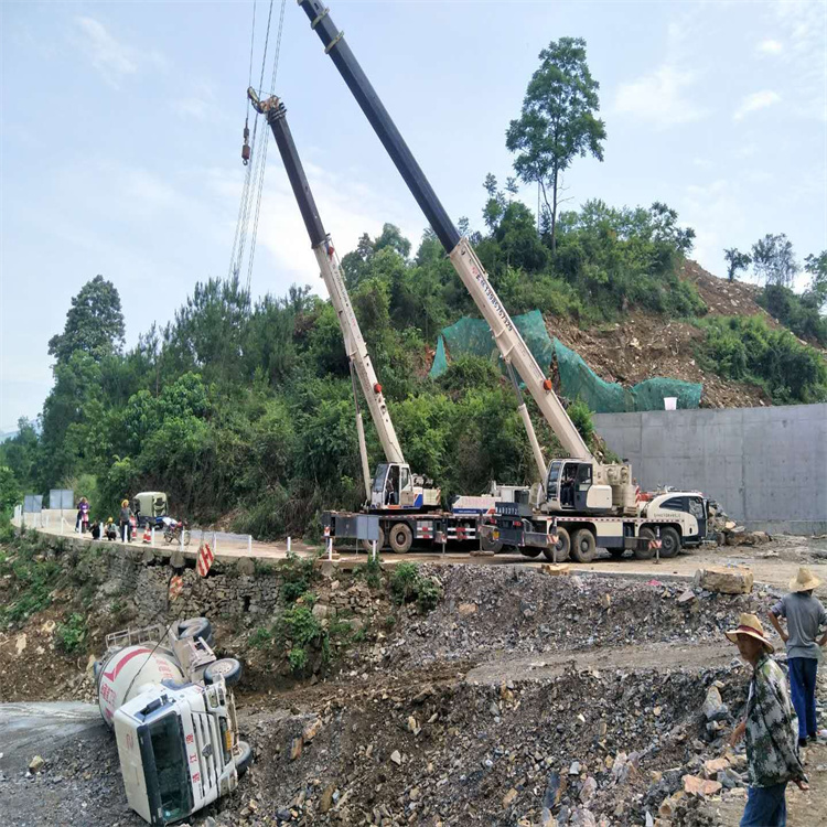 临沭汽车掉沟里叫吊车救援要多少钱